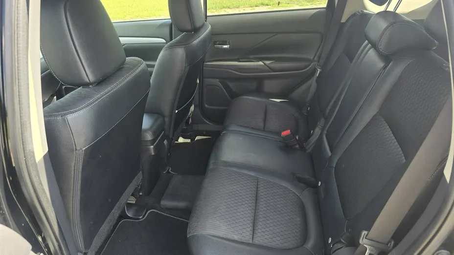 MITSUBISHI Outlander -