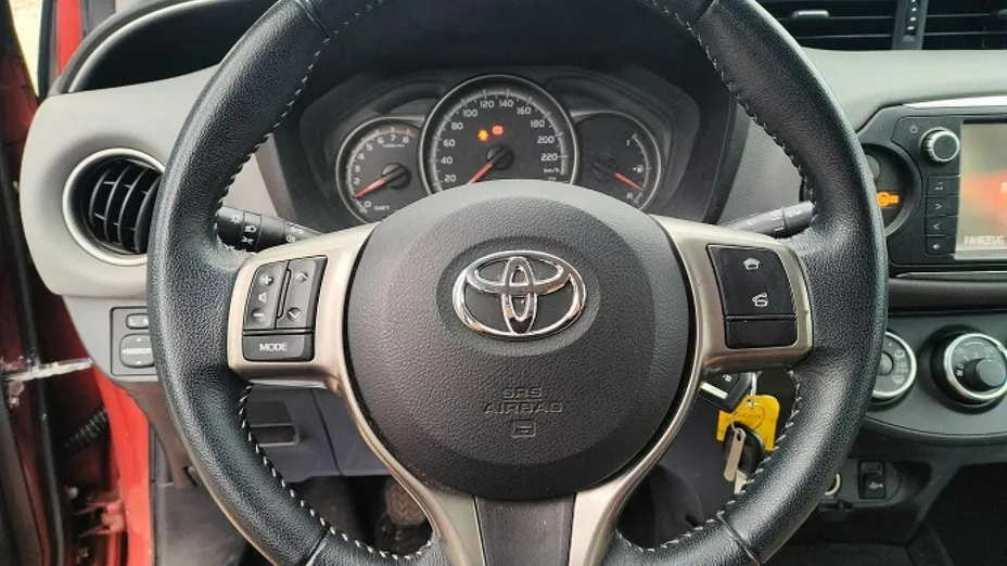 TOYOTA Yaris -