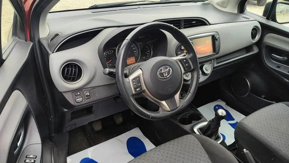 TOYOTA Yaris -