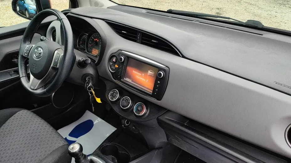 TOYOTA Yaris -