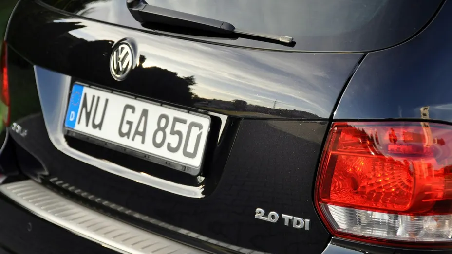 VOLKSWAGEN Golf -