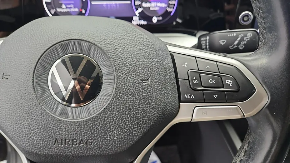 VOLKSWAGEN Golf -