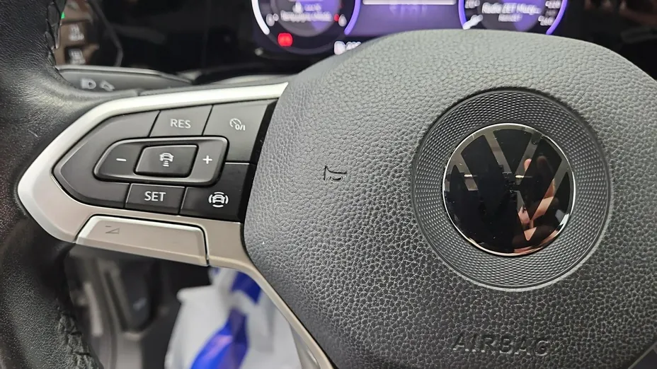 VOLKSWAGEN Golf -