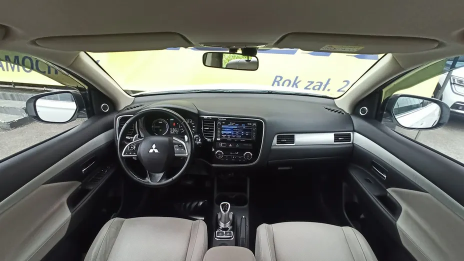 MITSUBISHI Outlander -