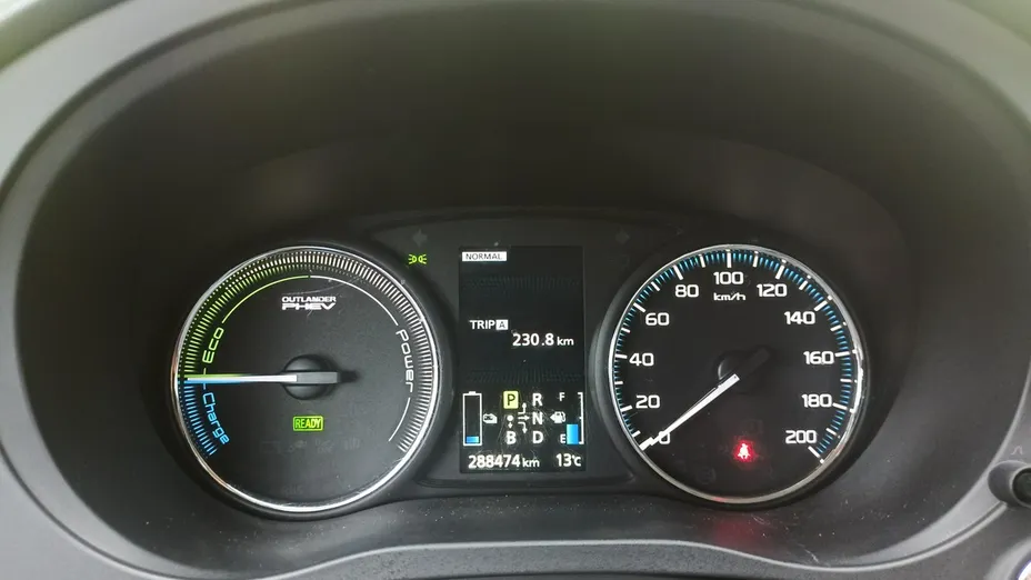 MITSUBISHI Outlander -