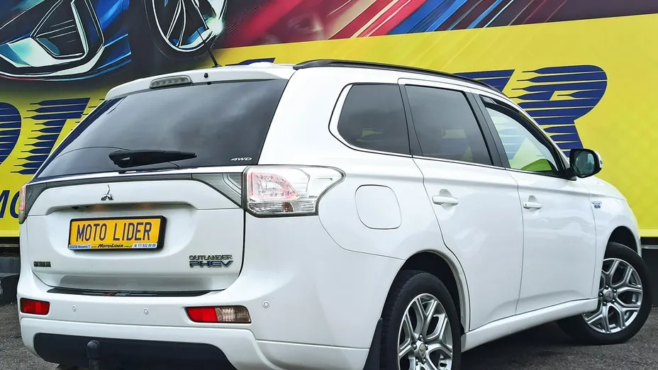 MITSUBISHI Outlander -