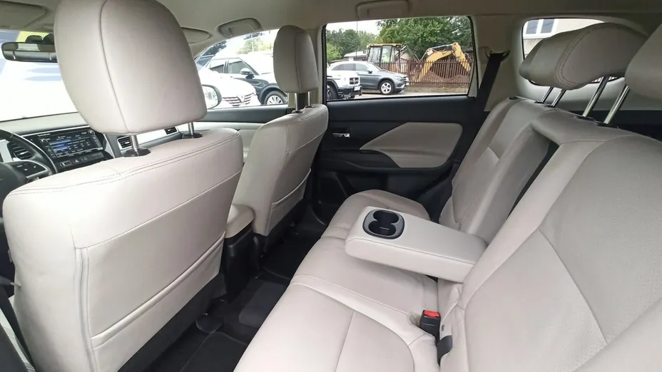 MITSUBISHI Outlander -