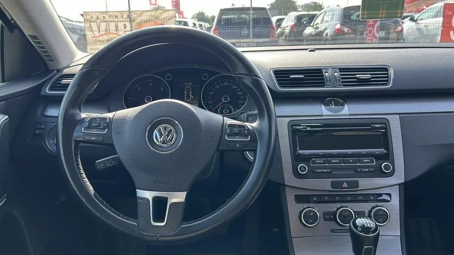 VOLKSWAGEN Passat -