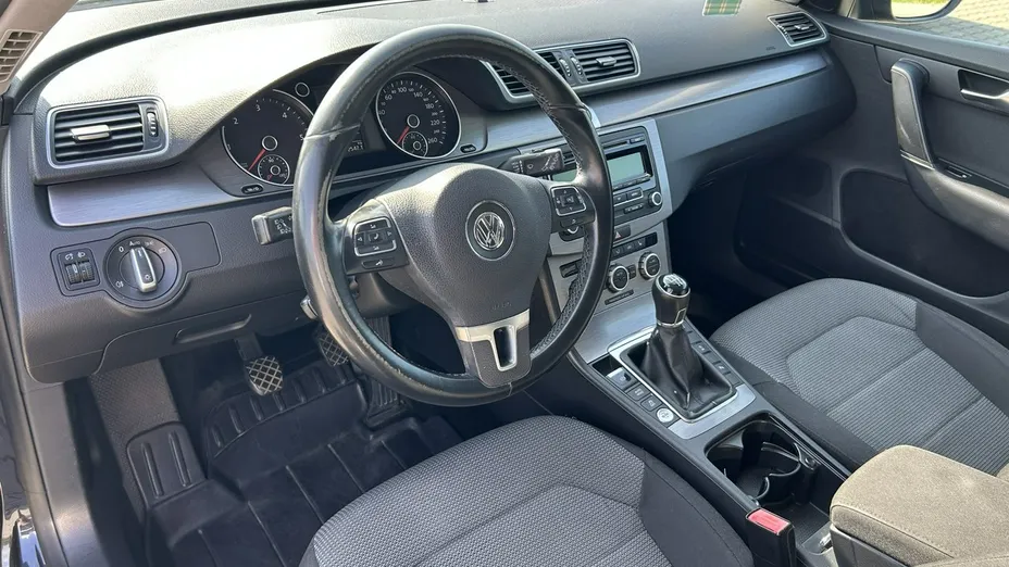 VOLKSWAGEN Passat -