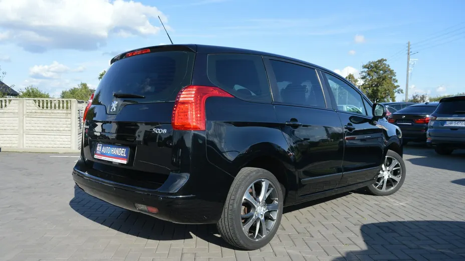 PEUGEOT 5008 -