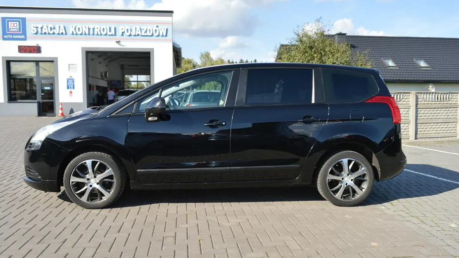 PEUGEOT 5008 -