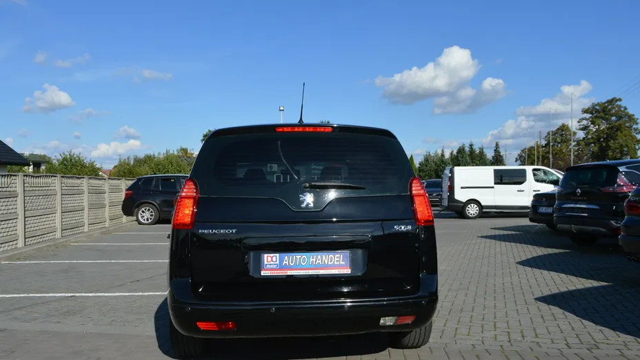PEUGEOT 5008 -