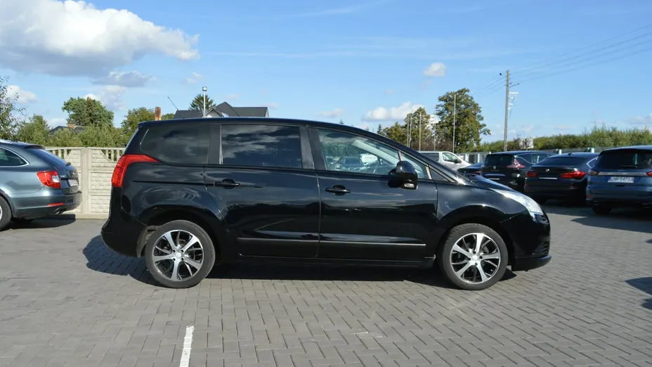 PEUGEOT 5008 -