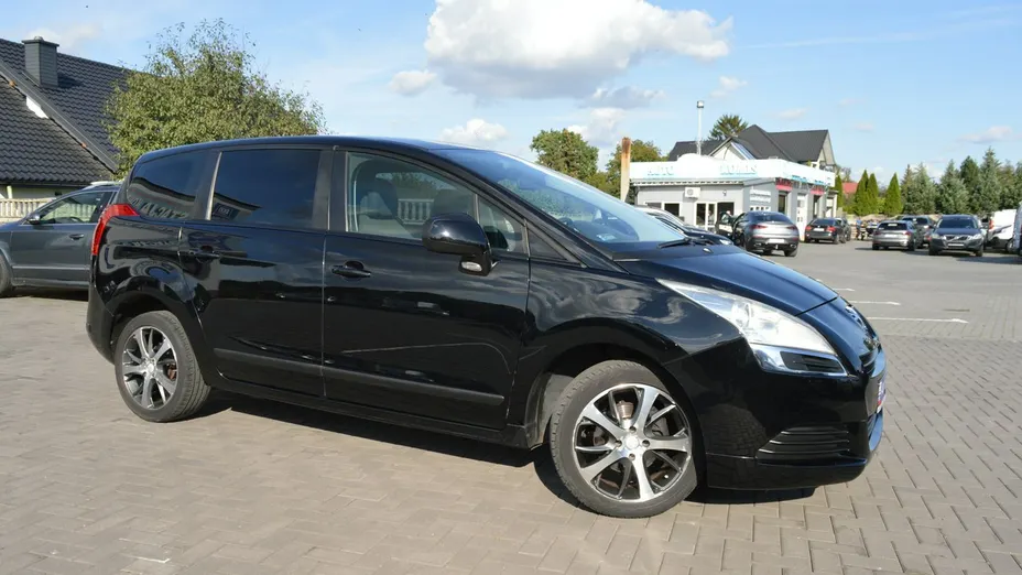 PEUGEOT 5008 -