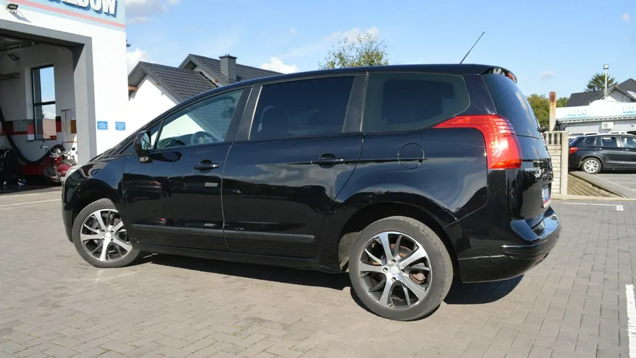 PEUGEOT 5008 -