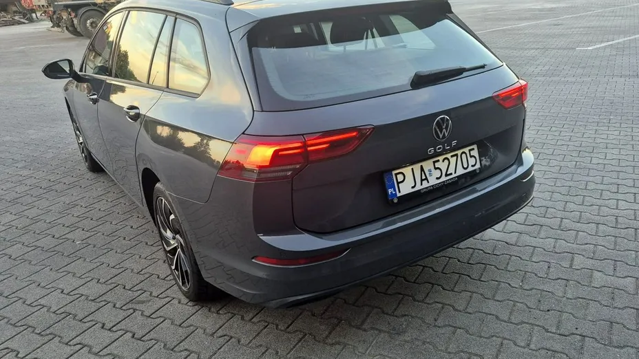 VOLKSWAGEN Golf -