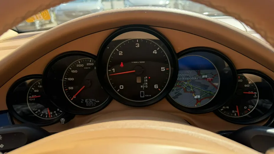 PORSCHE Panamera -