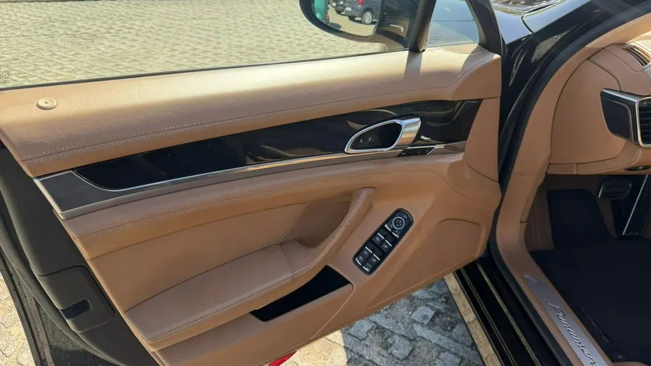 PORSCHE Panamera -