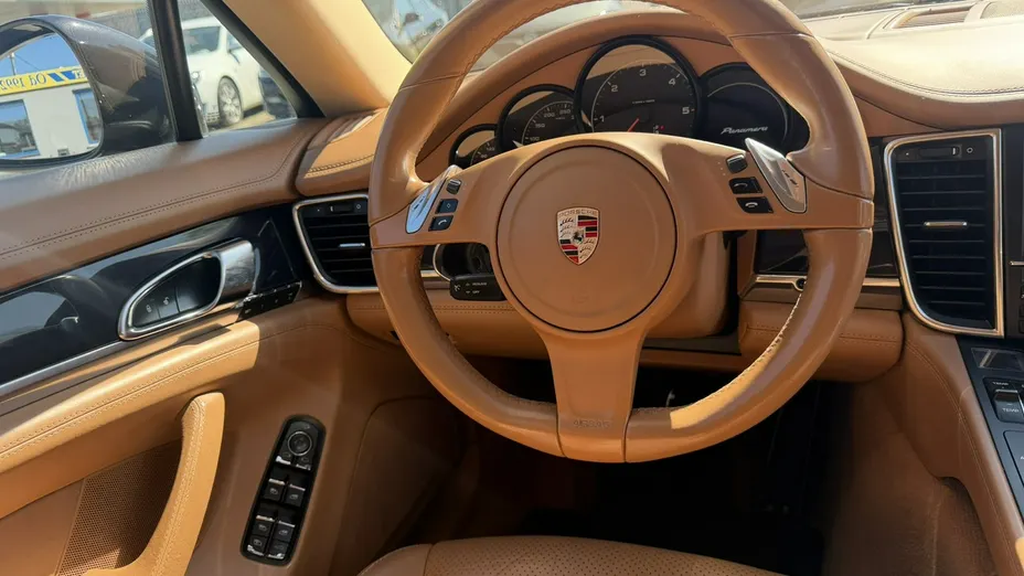 PORSCHE Panamera -