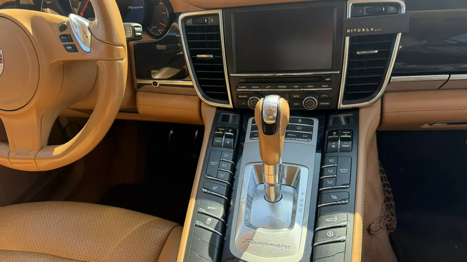 PORSCHE Panamera -