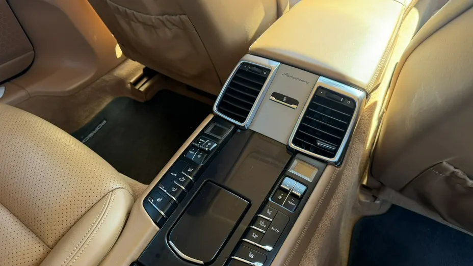PORSCHE Panamera -