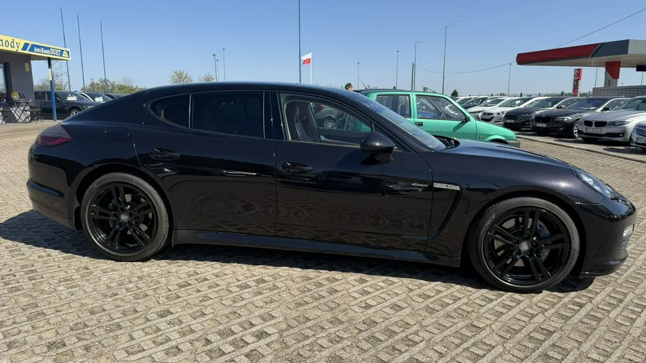 PORSCHE Panamera -