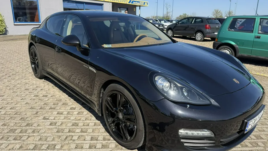 PORSCHE Panamera -