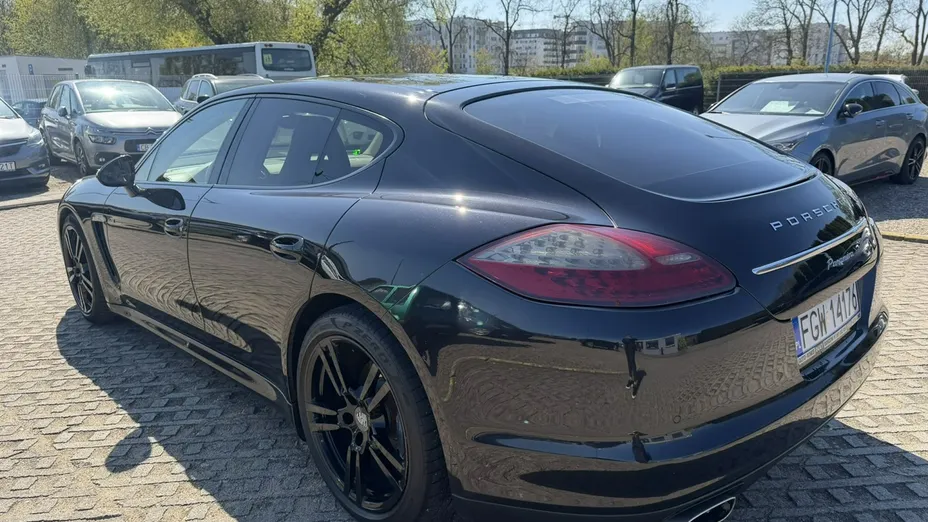 PORSCHE Panamera -