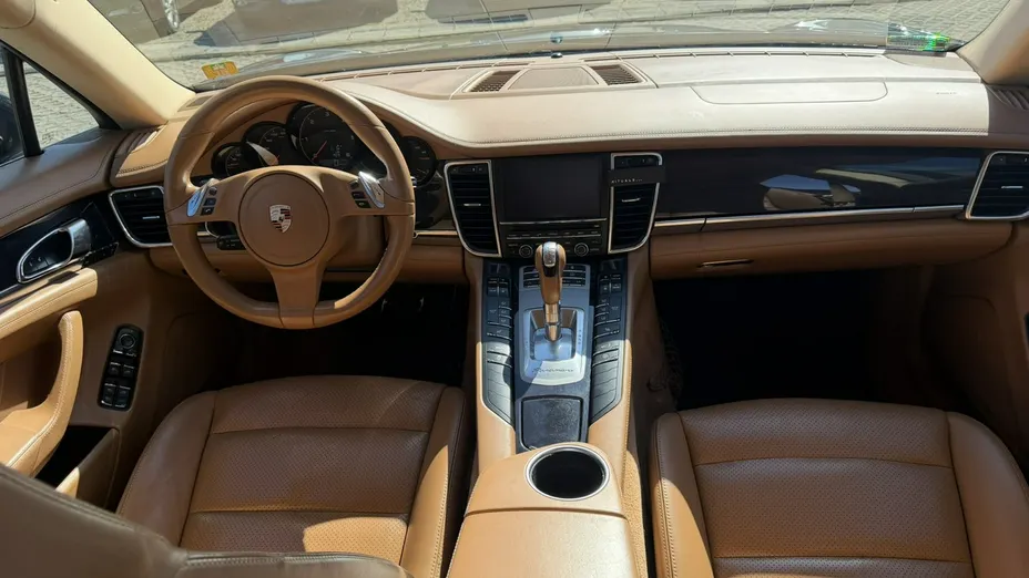 PORSCHE Panamera -