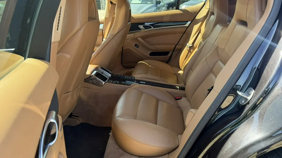 PORSCHE Panamera -