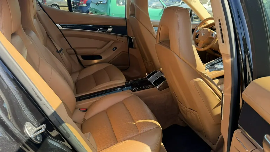 PORSCHE Panamera -