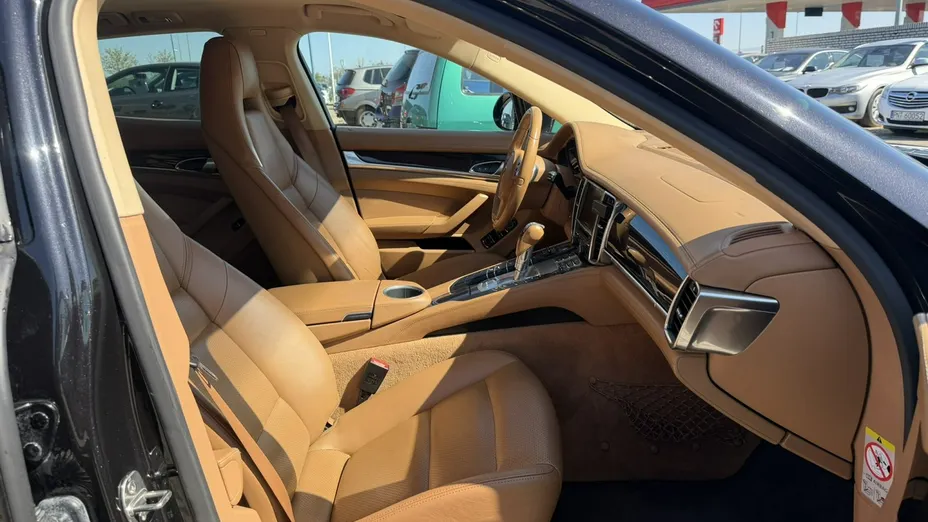 PORSCHE Panamera -