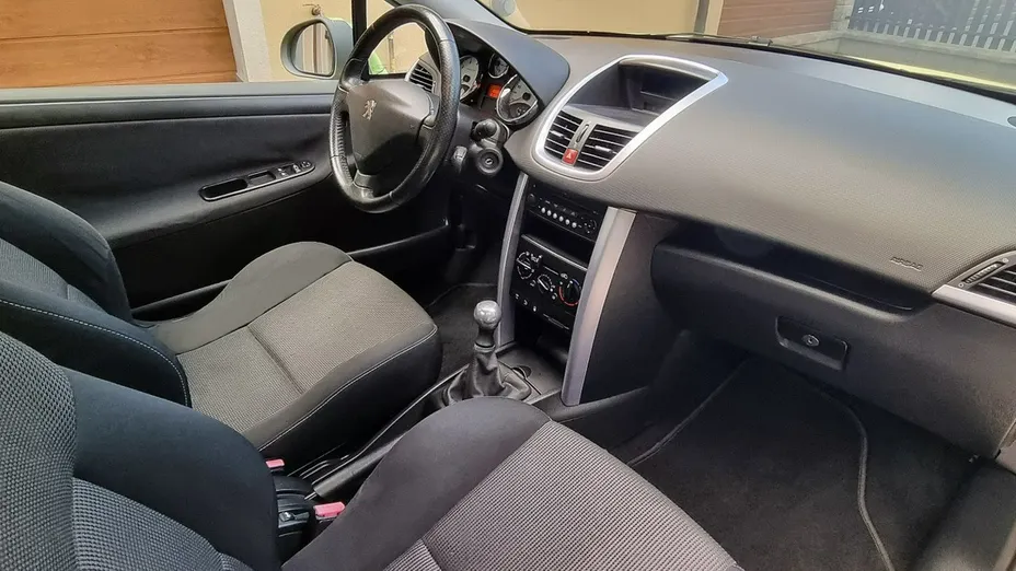 PEUGEOT 207 -