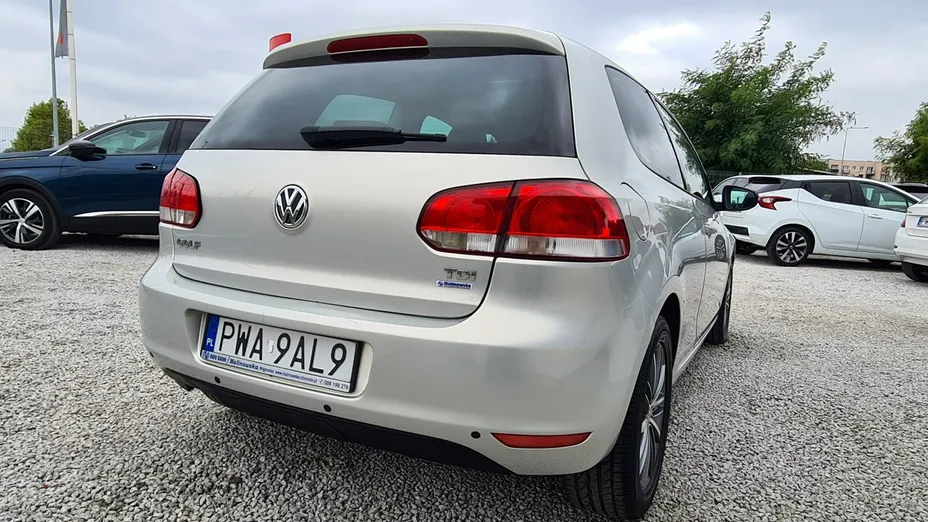 VOLKSWAGEN Golf -