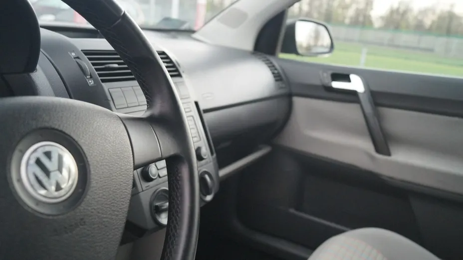 VOLKSWAGEN Polo -