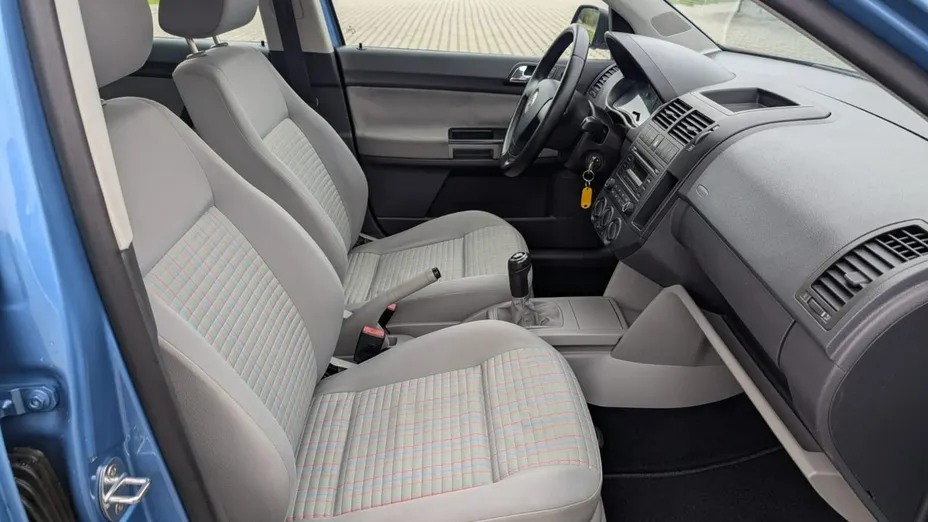VOLKSWAGEN Polo -