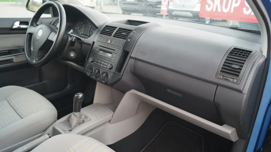 VOLKSWAGEN Polo -