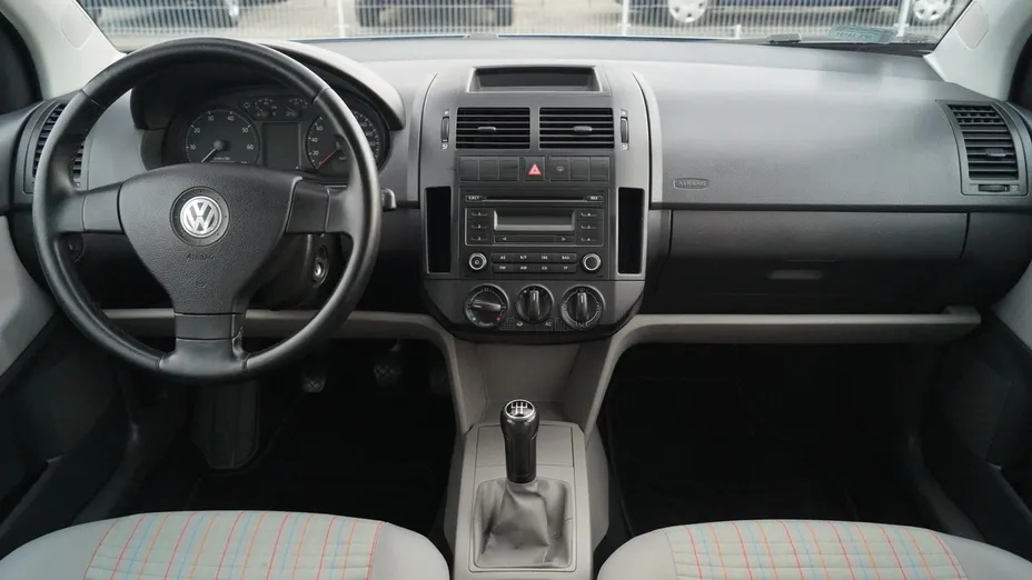 VOLKSWAGEN Polo -