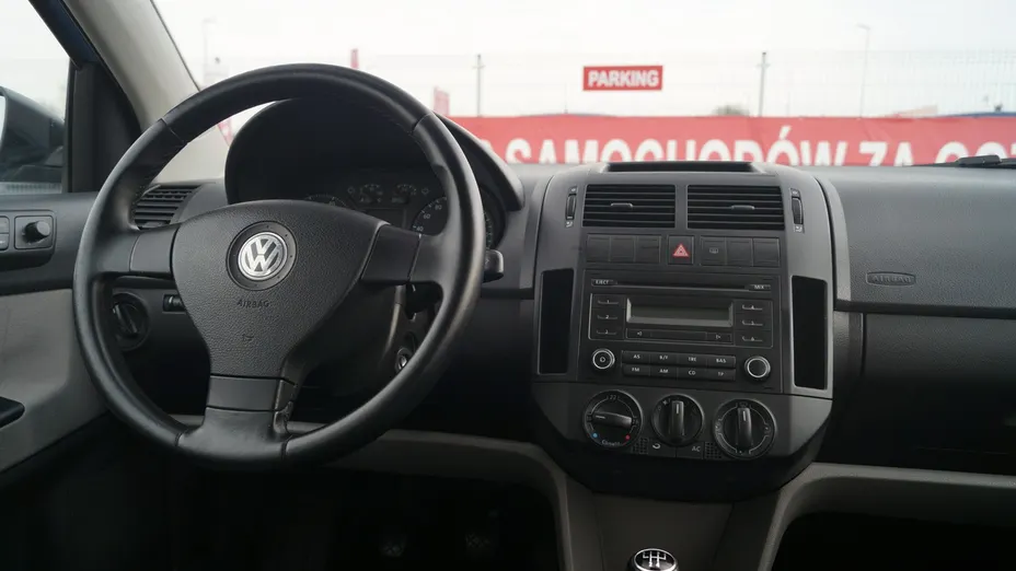 VOLKSWAGEN Polo -