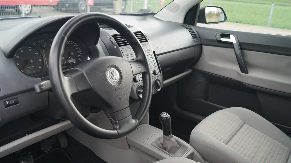 VOLKSWAGEN Polo -