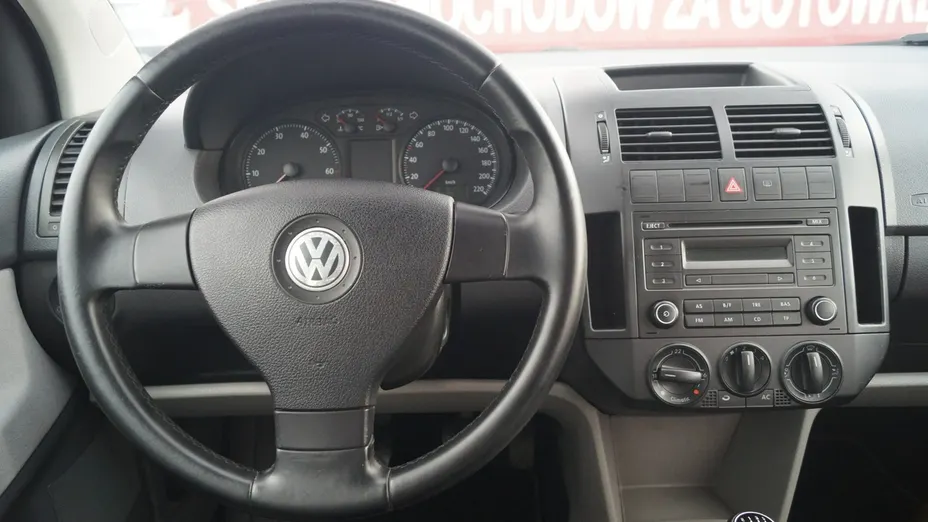 VOLKSWAGEN Polo -