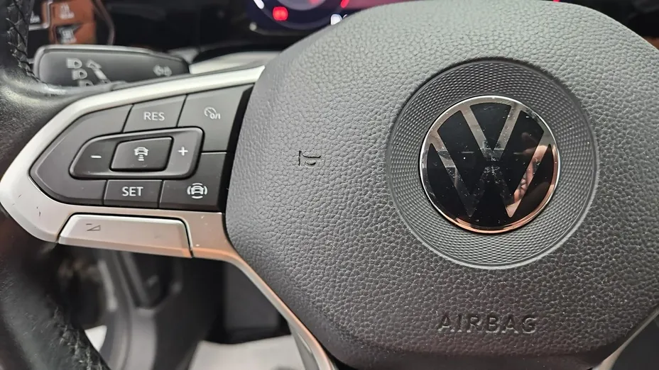 VOLKSWAGEN Golf -