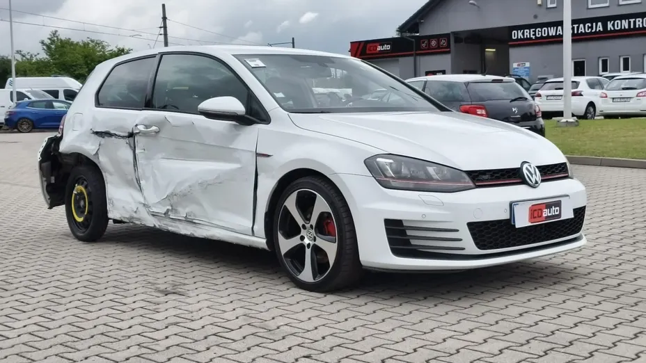 VOLKSWAGEN Golf -