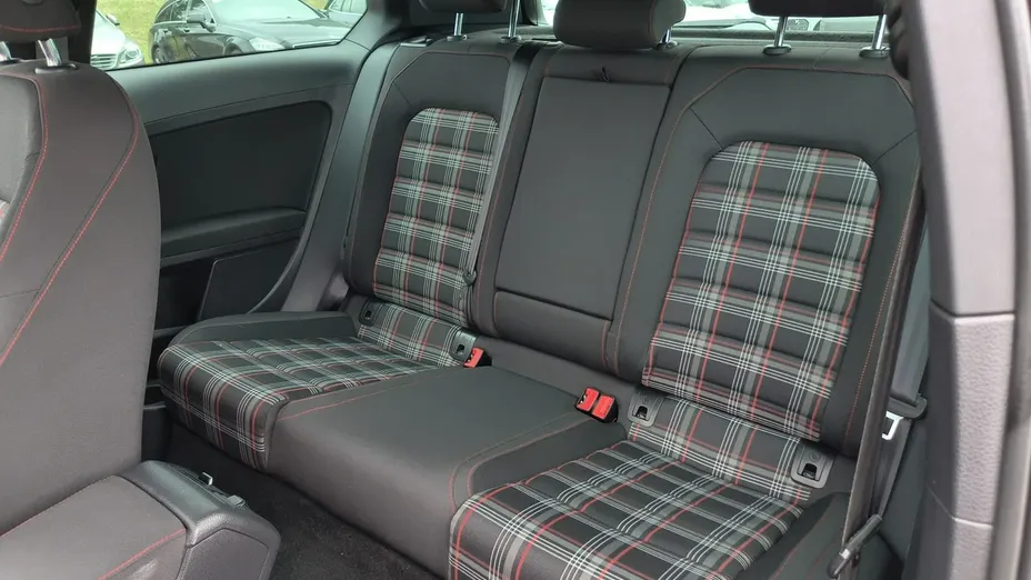 VOLKSWAGEN Golf -