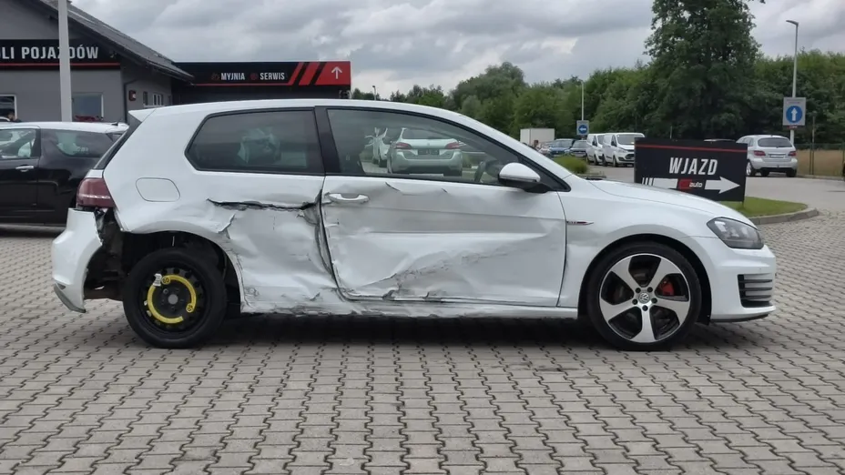 VOLKSWAGEN Golf -