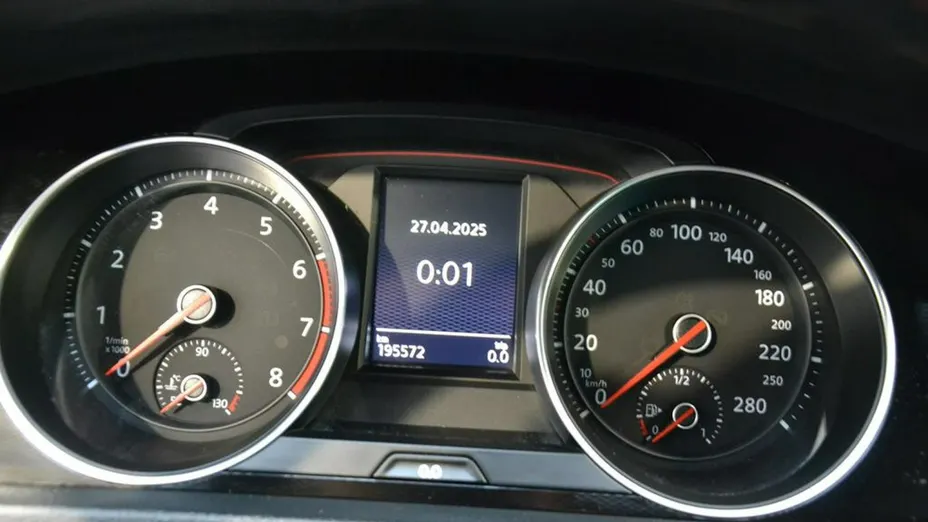 VOLKSWAGEN Golf -
