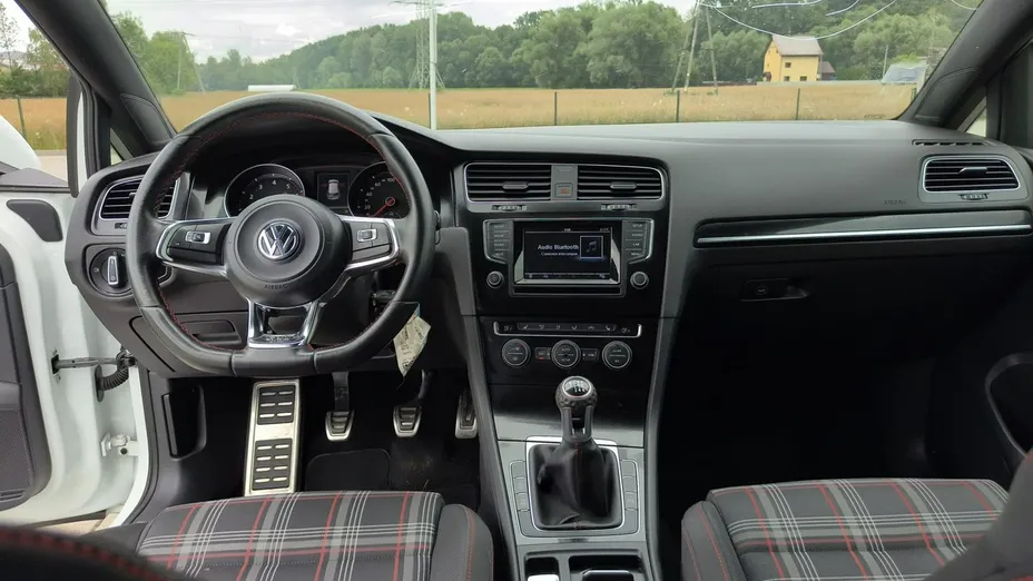 VOLKSWAGEN Golf -