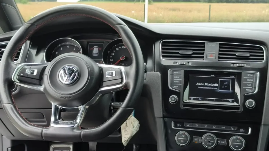 VOLKSWAGEN Golf -