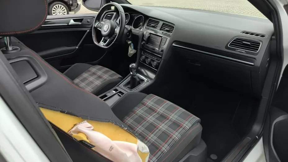 VOLKSWAGEN Golf -