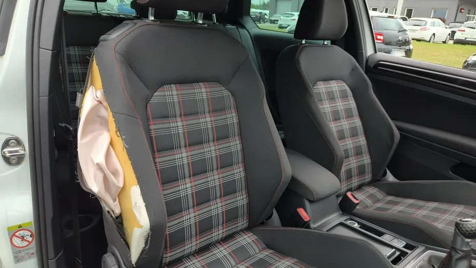 VOLKSWAGEN Golf -